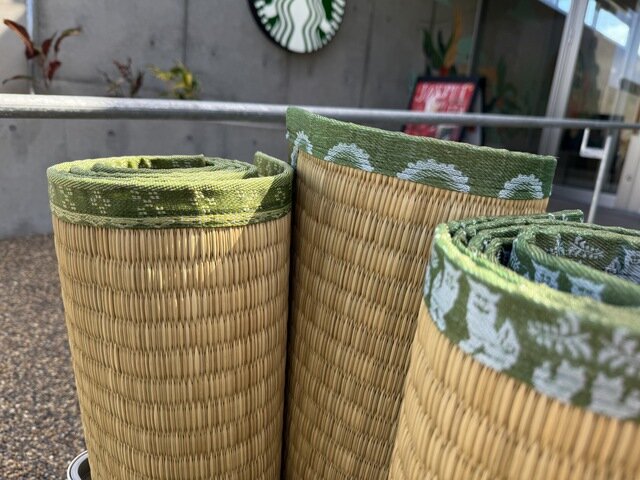 Starbucks phát chiếu cho khách ngồi: Chiêu giữ chân khách hay để đỡ 