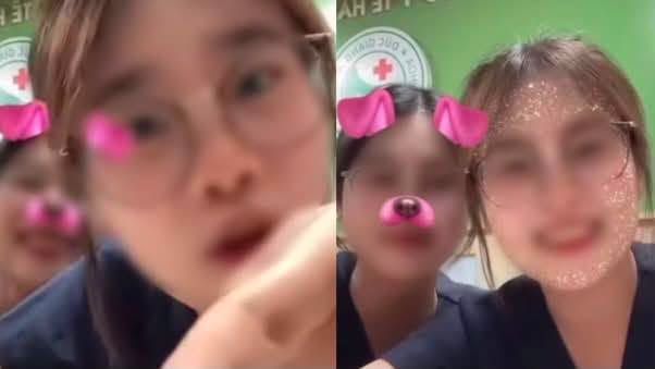 Hai nữ sinh ngồi tại quầy lễ tân của Bệnh viện Đa khoa Đức Giang livestream, có lời nói thiếu chuẩn mực.