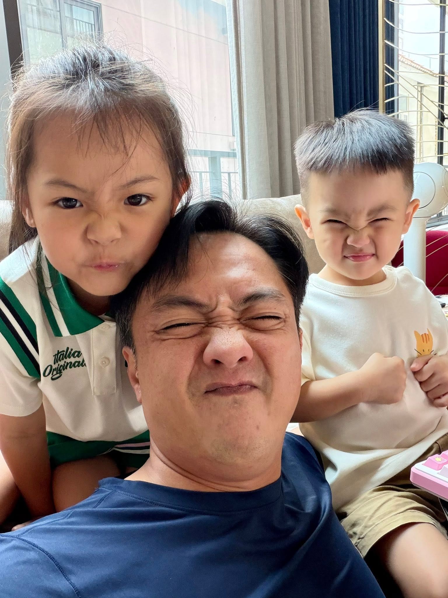 Cường Đô La đăng ảnh ôm hôn Đàm Thu Trang kỷ niệm 7 năm cưới, vợ vào bình luận đúng một câu khiến dân mạng cười ngất