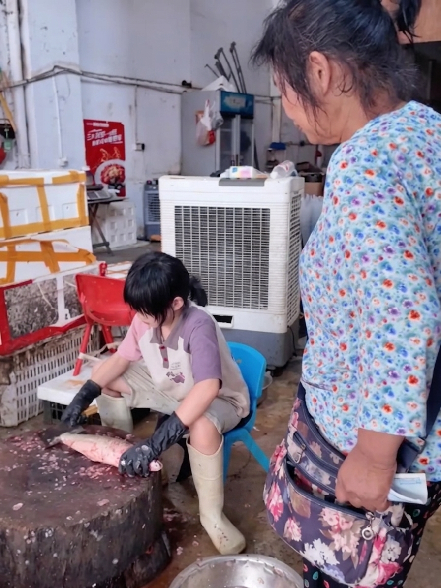 Cô bé Hồng Thâm mổ cá thành thạo 