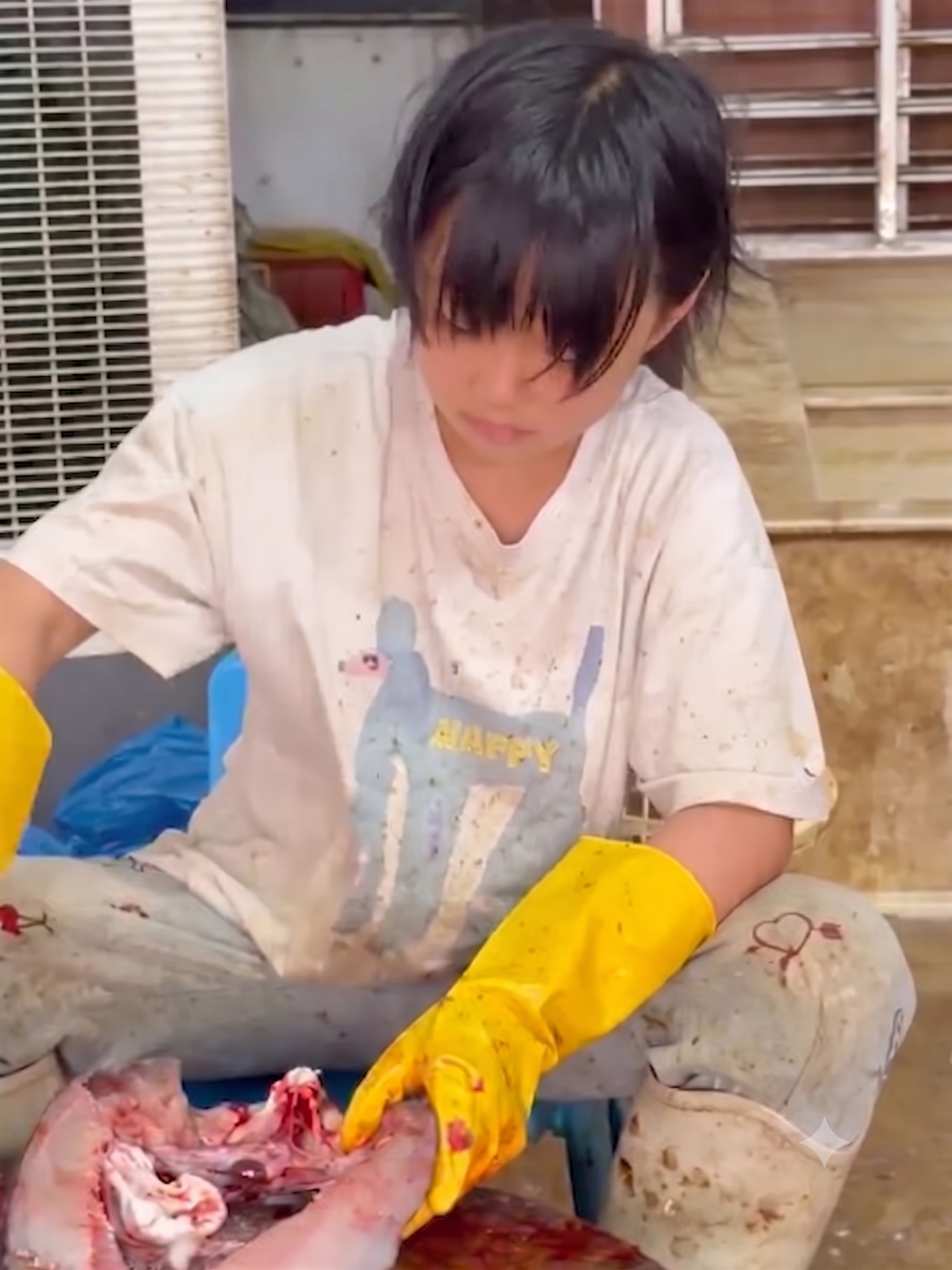 Sự thật về bức ảnh bé gái ngồi mổ cá khiến cư dân mạng bật khóc: Tôi cũng muốn dạy được đứa con hiếu thảo như vậy!