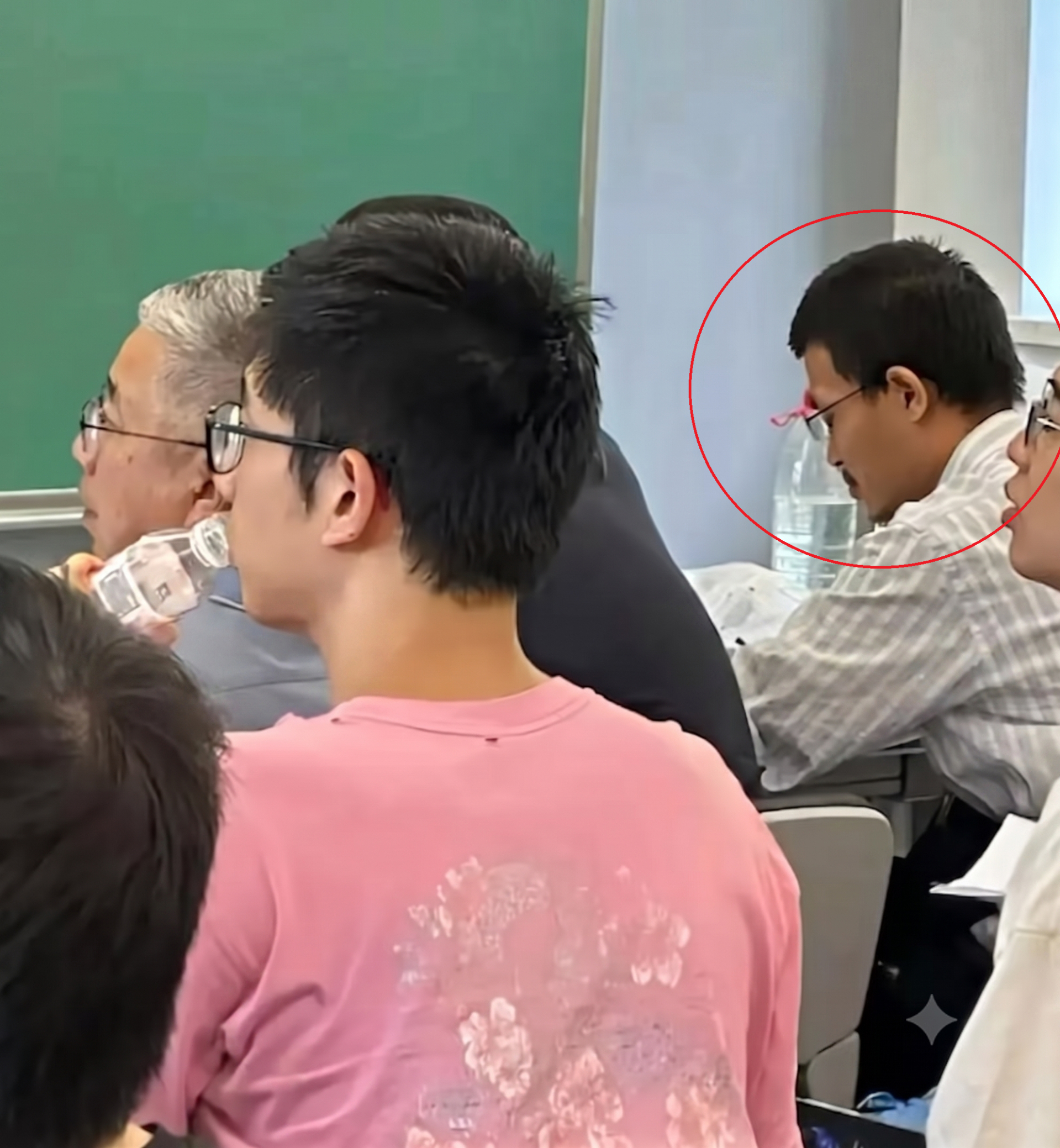 Vi Đông Dịch (người được khoanh đỏ) chăm chú nghe bài giảng