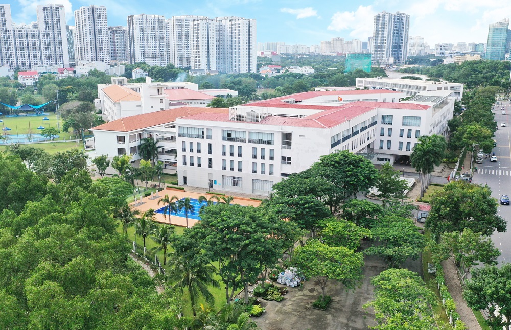 Trụ sở chính của Trường Đinh Thiện Lý nằm trong Khu đô thị Phú Mỹ Hưng, có diện tích khuôn viên lên đến 20.000m2, với kiến trúc hiện đại, khang trang, được đưa vào hoạt động từ năm 2008.