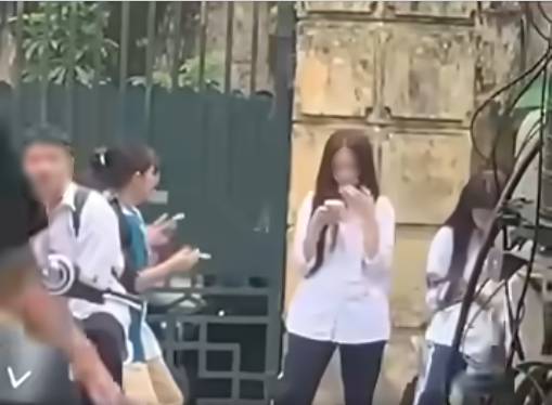 Nhóm nữ sinh vô tư đứng hút thuốc lá giữa đường