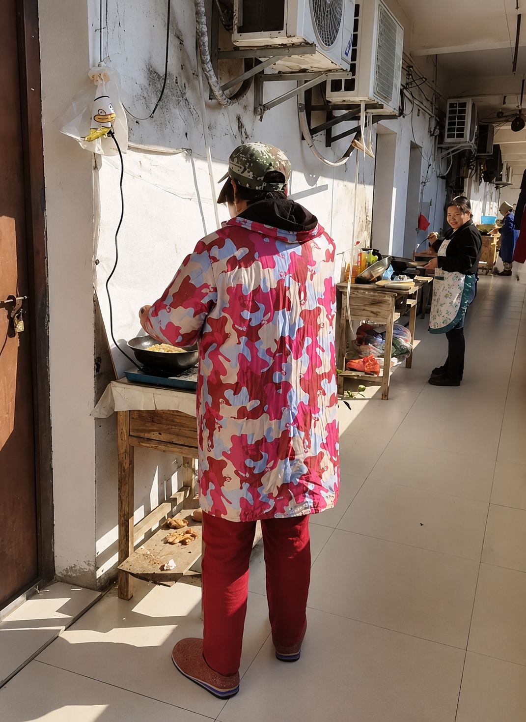 Vào giờ trưa tại nhiều khu vực quanh trường học, hình ảnh những bà mẹ mang ghế nhựa nhỏ, dựng bếp dã chiến để nấu cơm cho con đã trở nên quen thuộc.