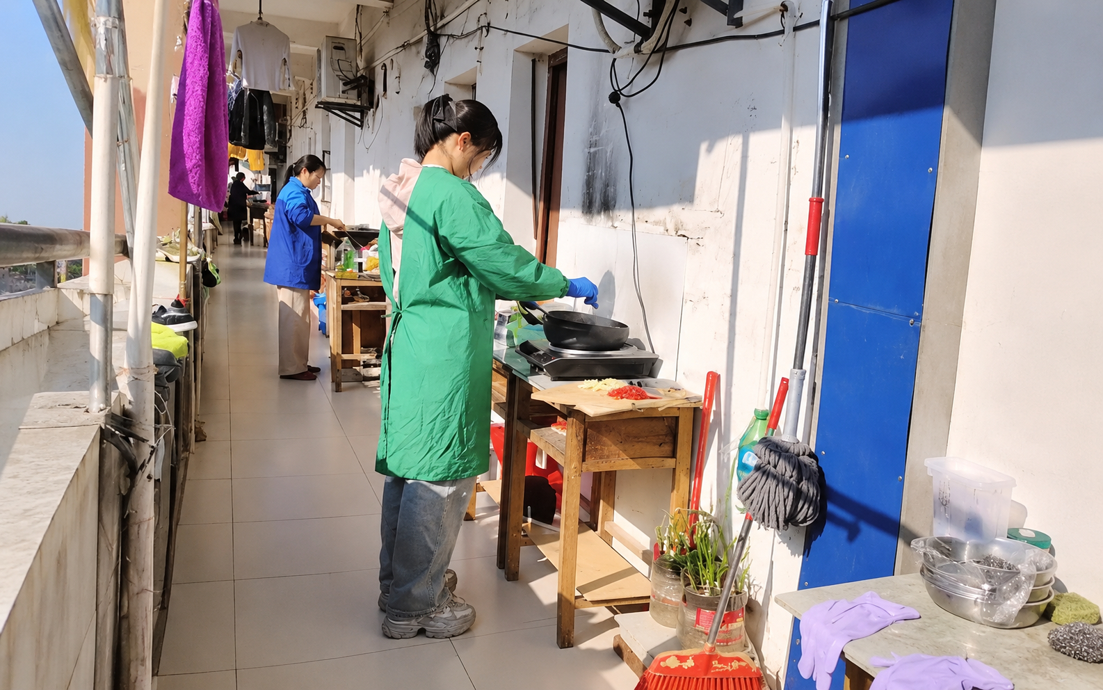 Hình ảnh này có gì bất thường mà bị mỉa mai khắp nơi: Càng nghèo càng thích tự làm khổ mình?
