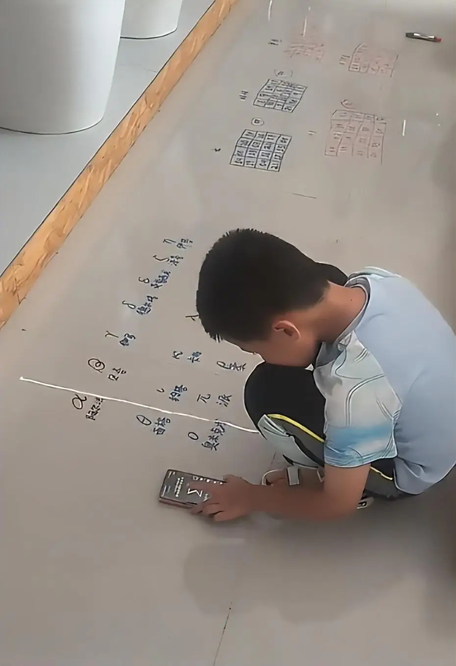 Mẹ đăng ảnh lên MXH, chê bai con gay gắt, nhiều người xem xong vội can ngăn: “Đừng mắng, con chị có khi là thiên tài đấy!”