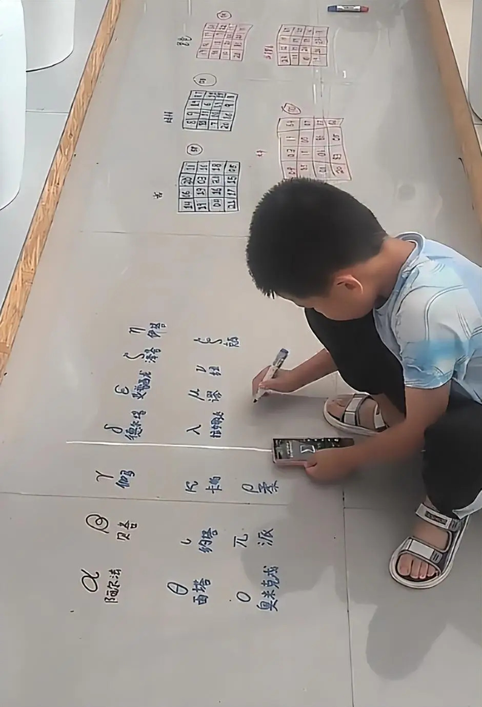 Mẹ đăng ảnh lên MXH, chê bai con gay gắt, nhiều người xem xong vội can ngăn: “Đừng mắng, con chị có khi là thiên tài đấy!”