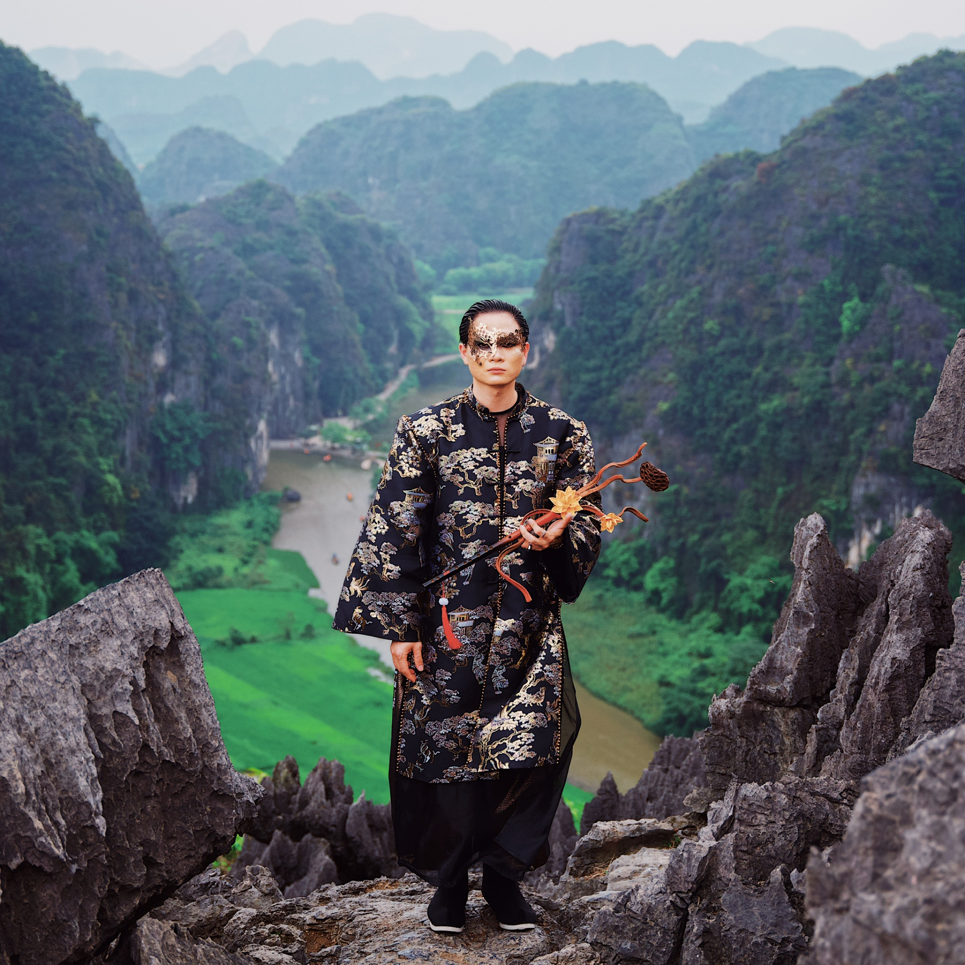 Nhạc sĩ đứng sau