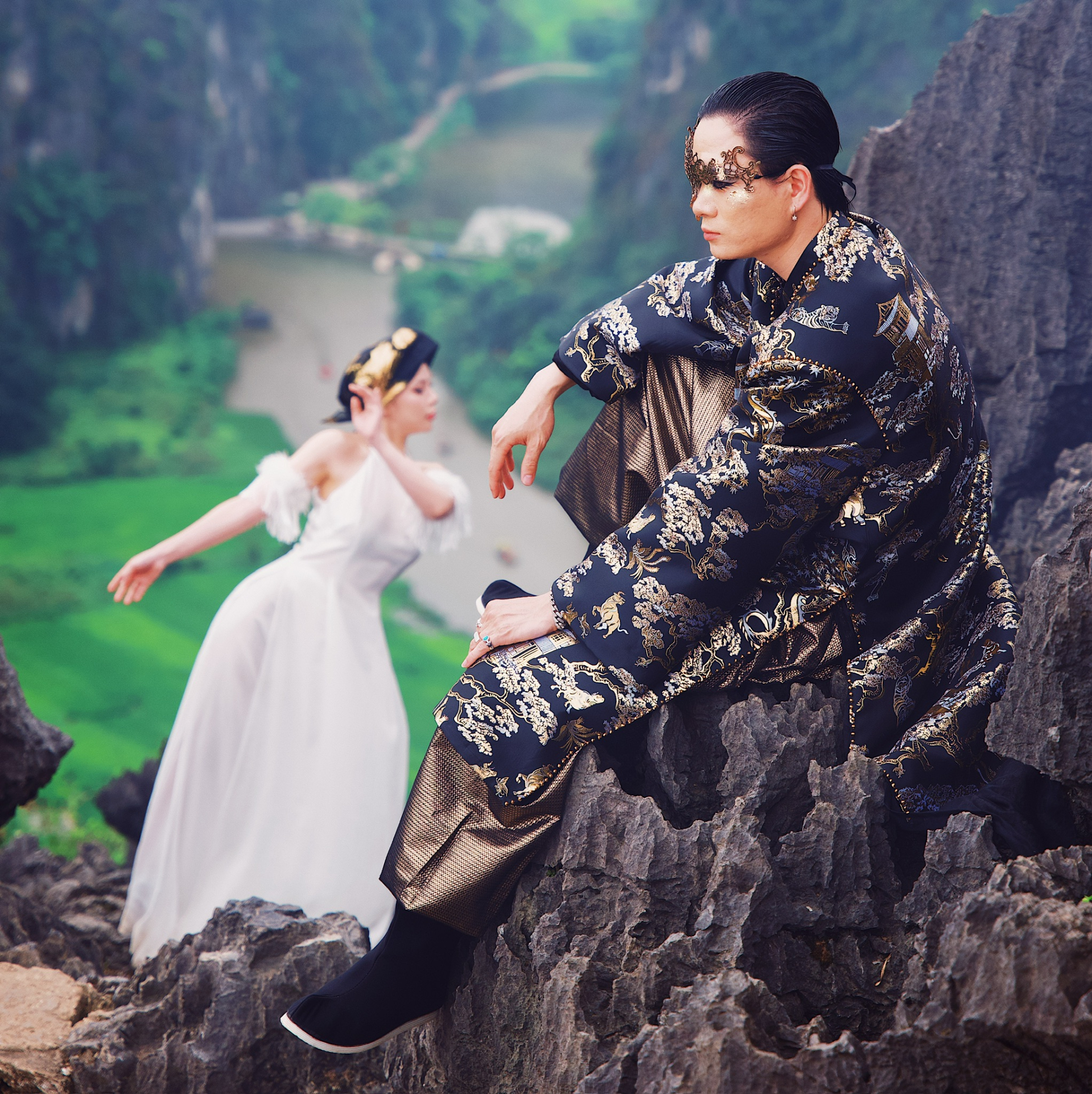 Nhạc sĩ đứng sau