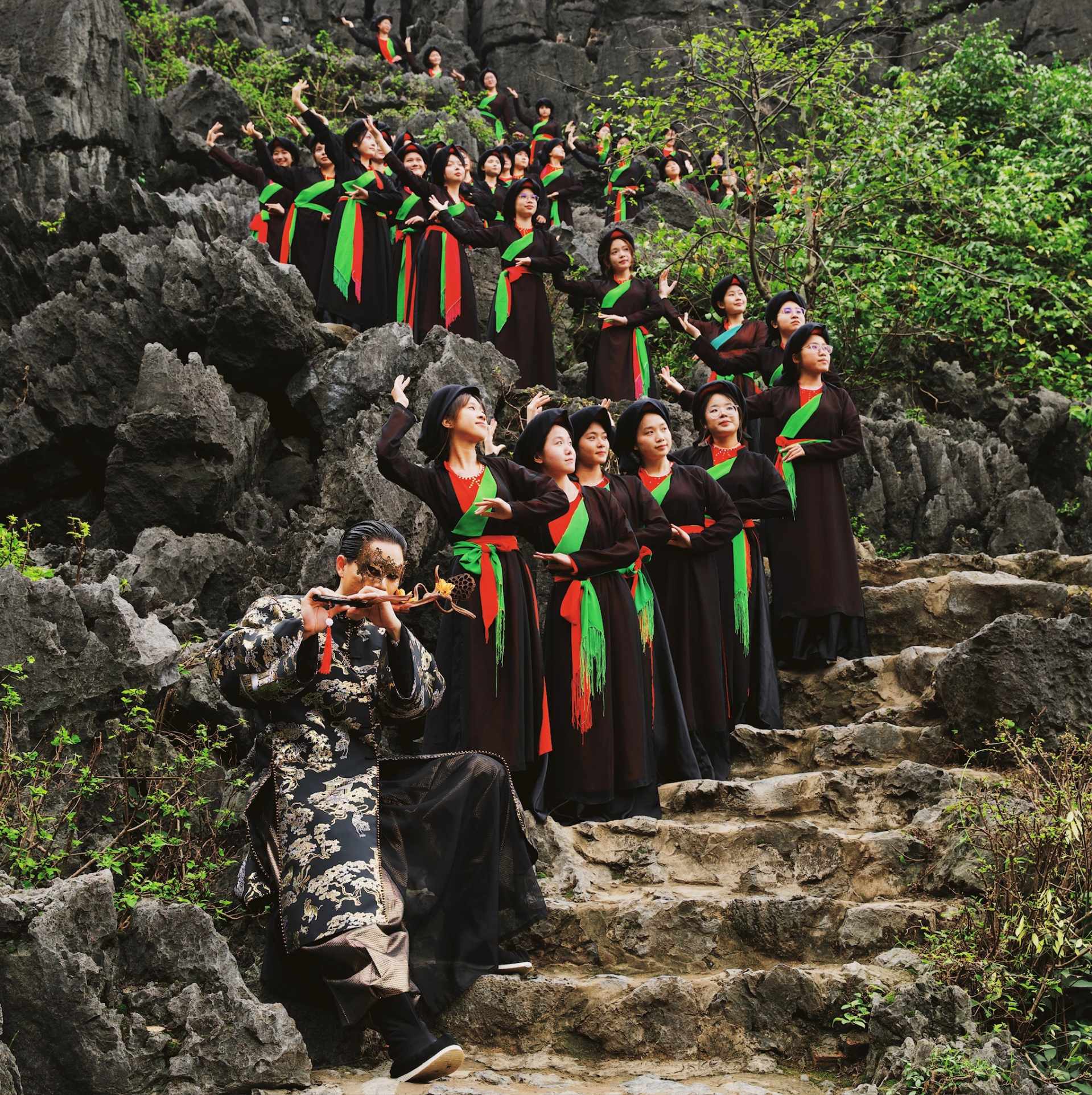 Nhạc sĩ đứng sau