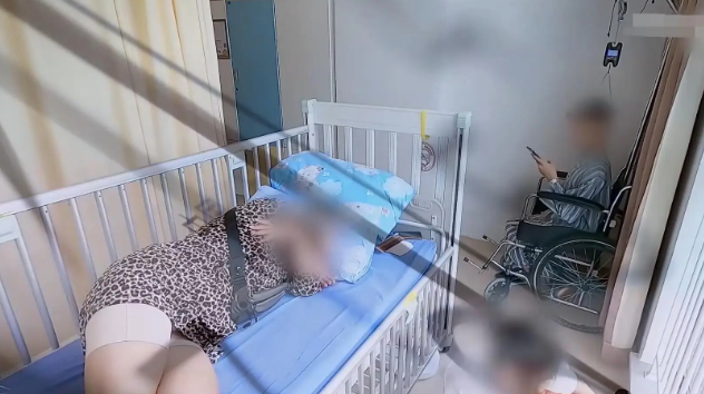 Người mẹ mặc kệ con nghịch điện thoại dù bác sĩ đã nhắc nhở