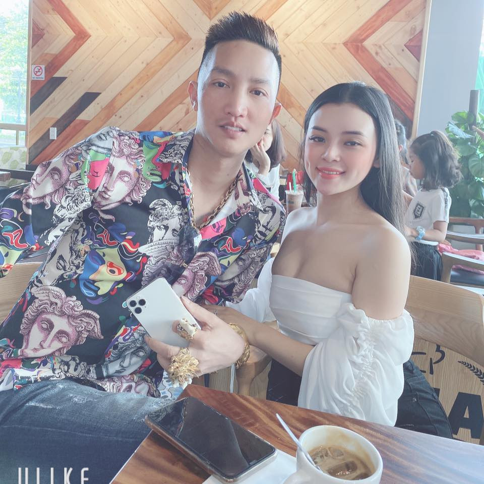 Huấn Hoa Hồng và vợ Phạm Thị Ngọc Linh.