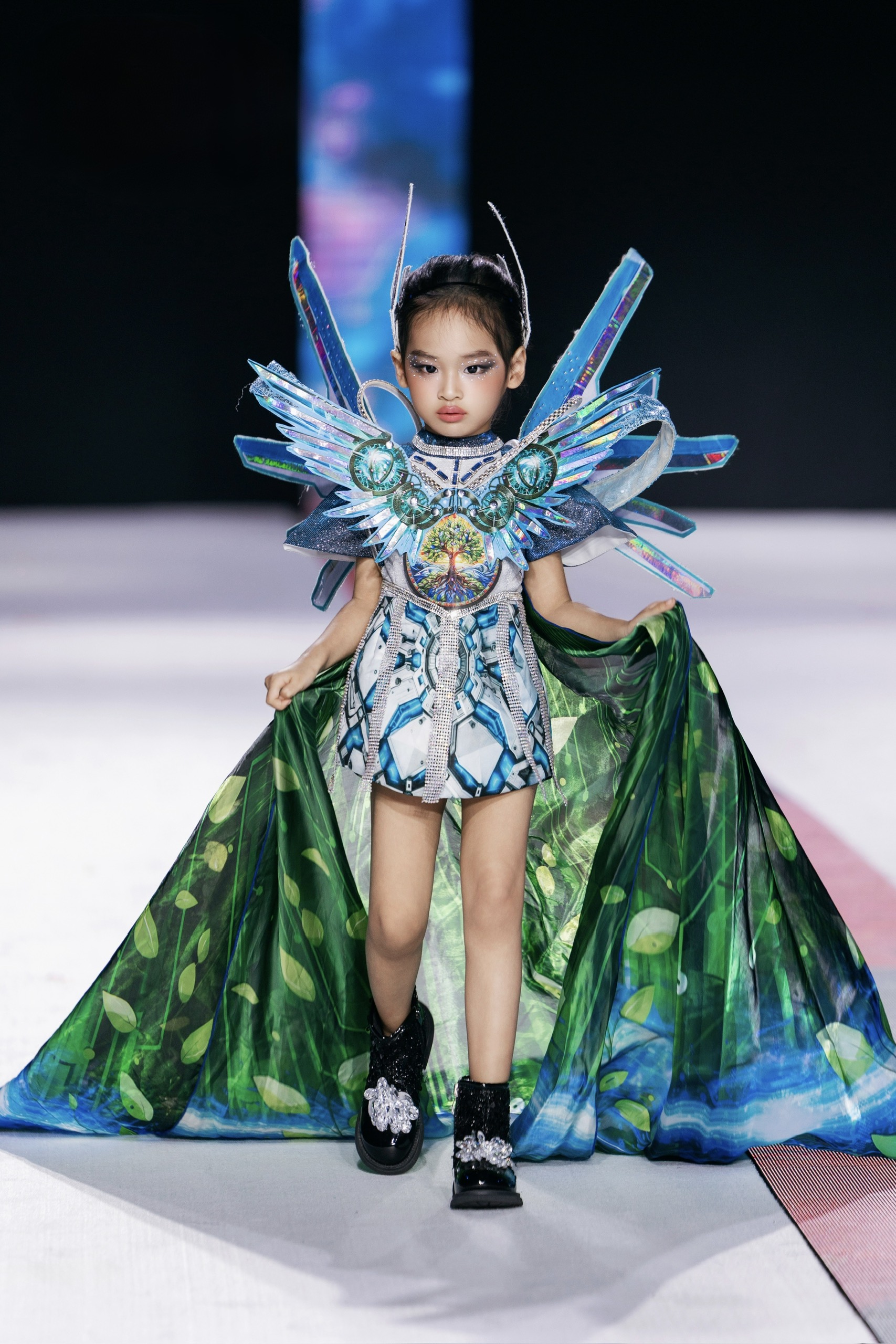 Con gái 3 tuổi Á hậu Trúc Ny học 2 ngoại ngữ với giáo viên bản ngữ, lần đầu catwalk solo không cần mẹ dắt tay