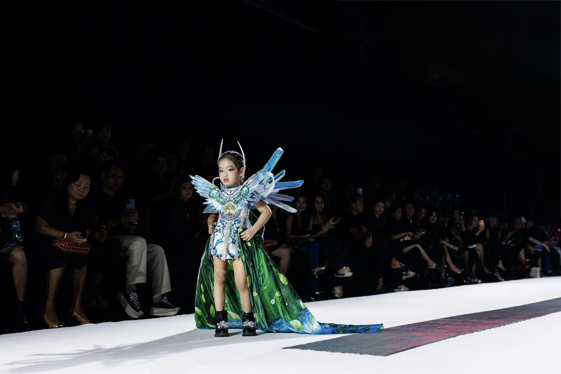 Con gái 3 tuổi Á hậu Trúc Ny học 2 ngoại ngữ với giáo viên bản ngữ, lần đầu catwalk solo không cần mẹ dắt tay