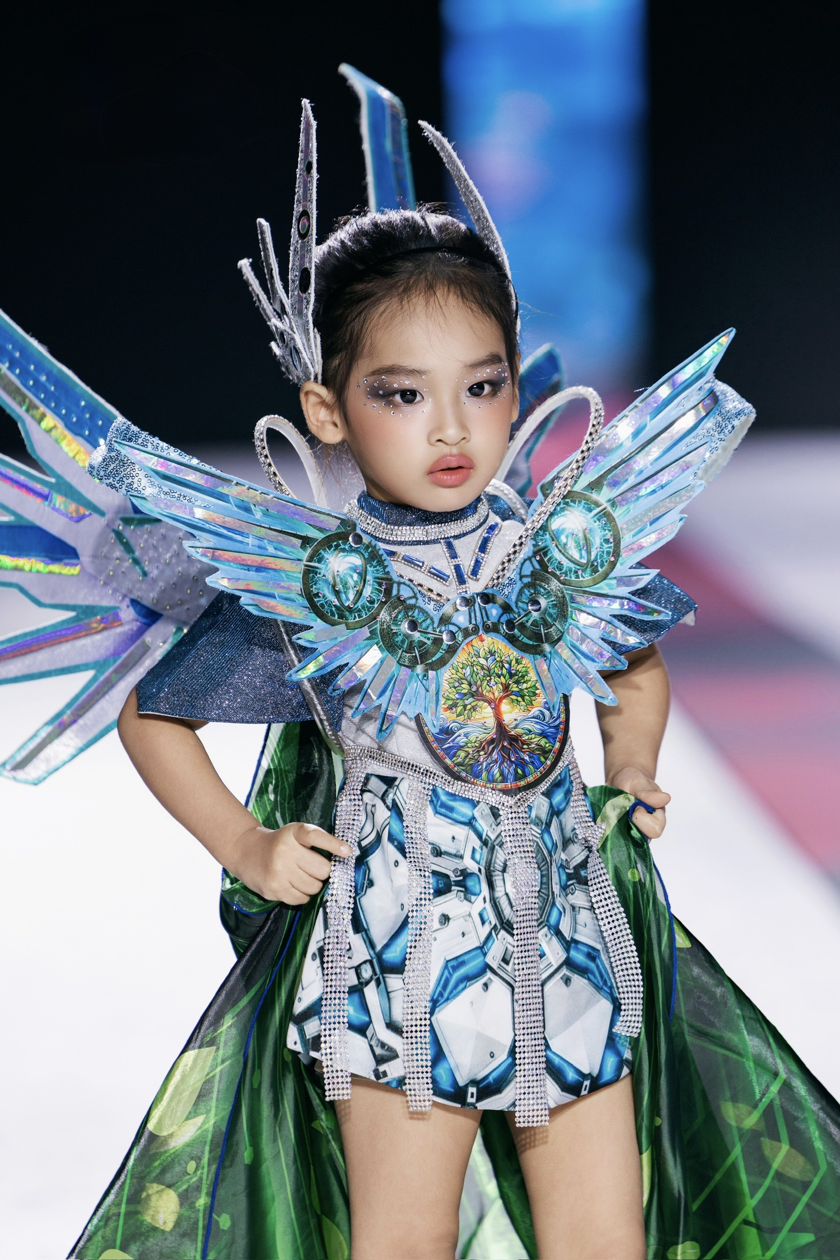 Con gái 3 tuổi Á hậu Trúc Ny học 2 ngoại ngữ với giáo viên bản ngữ, lần đầu catwalk solo không cần mẹ dắt tay