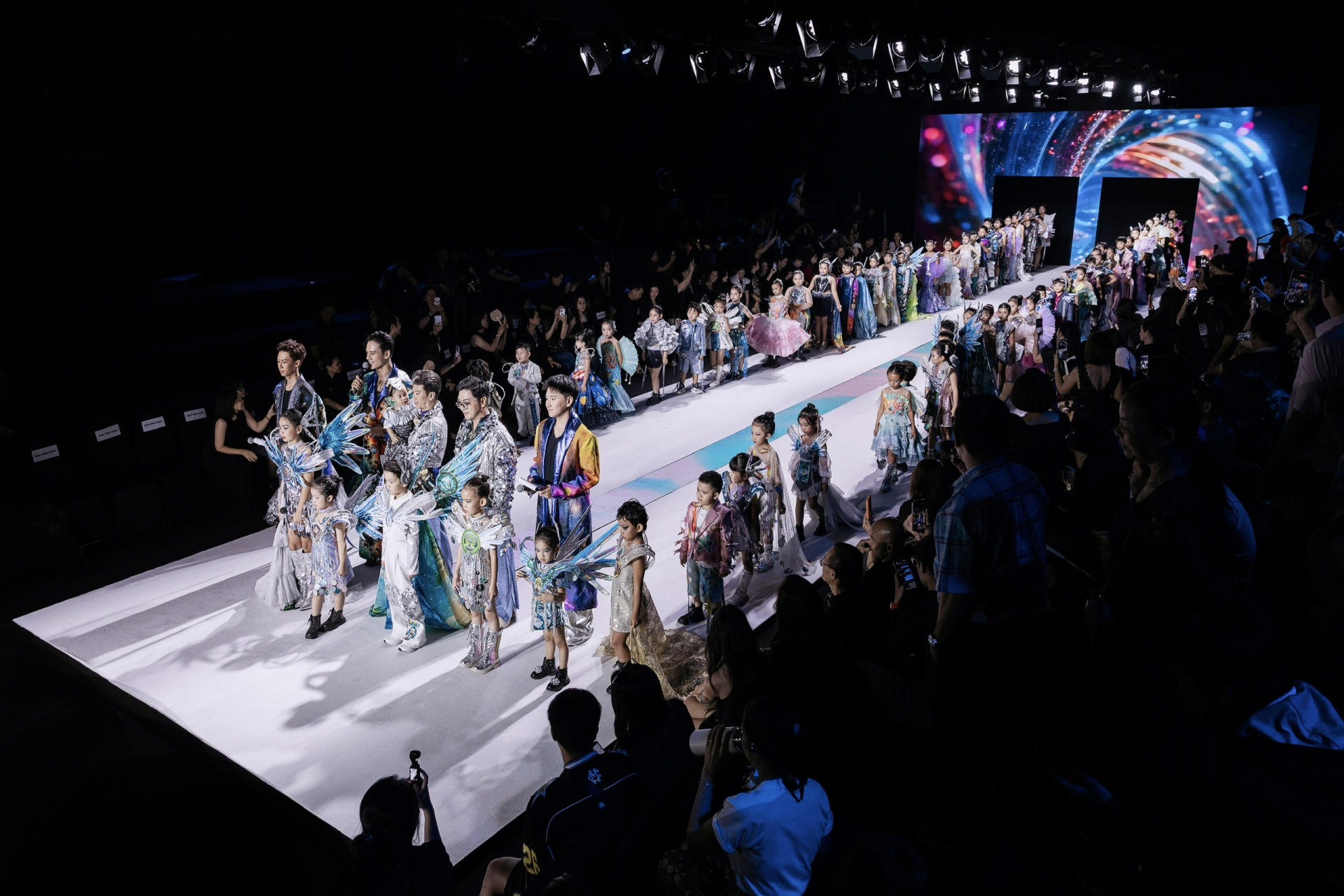 Con gái 3 tuổi Á hậu Trúc Ny học 2 ngoại ngữ với giáo viên bản ngữ, lần đầu catwalk solo không cần mẹ dắt tay