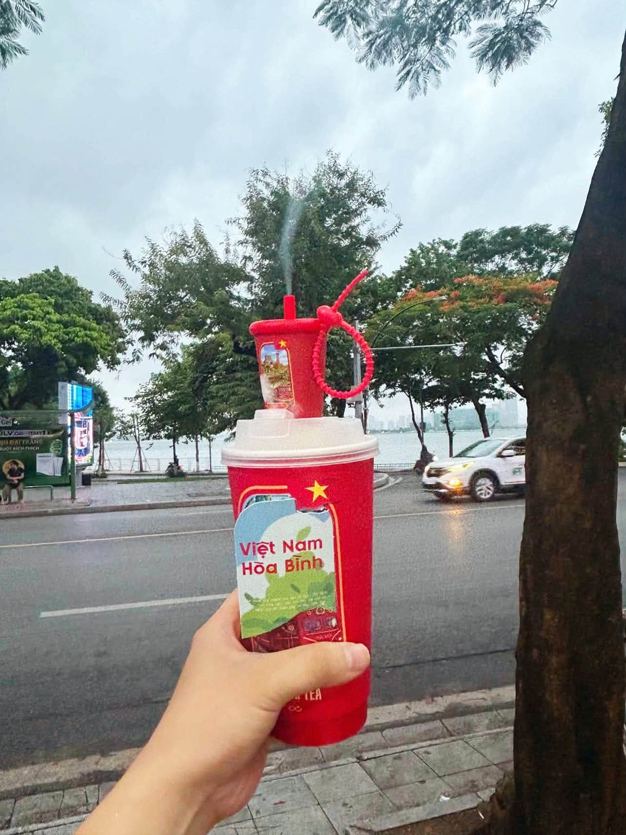 Hãng trà sữa Hà Nội ra mẫu ly mới biết “phun khói”, mô phỏng đoàn tàu di sản đi khắp Việt Nam