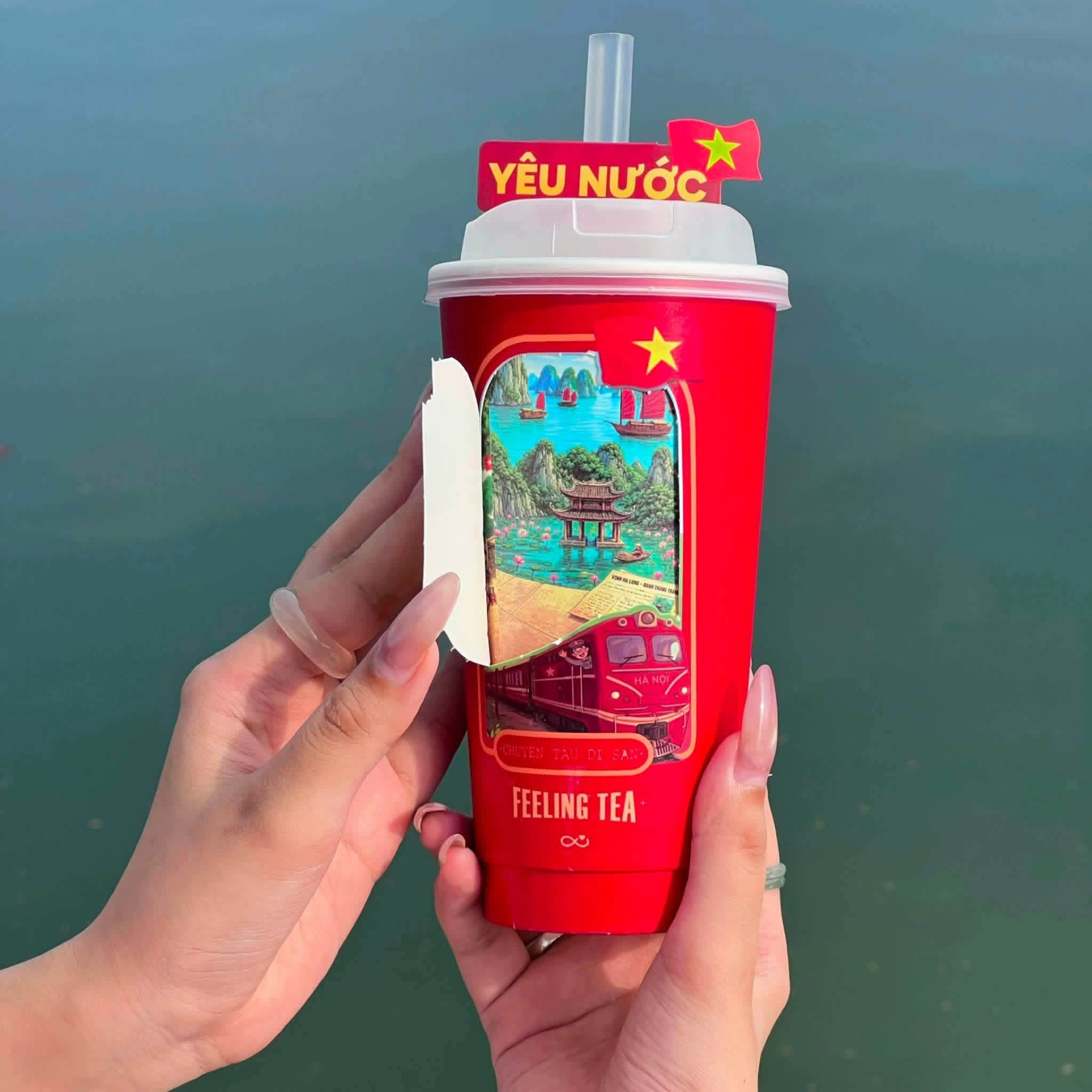 Hãng trà sữa Hà Nội ra mẫu ly mới biết “phun khói”, mô phỏng đoàn tàu di sản đi khắp Việt Nam