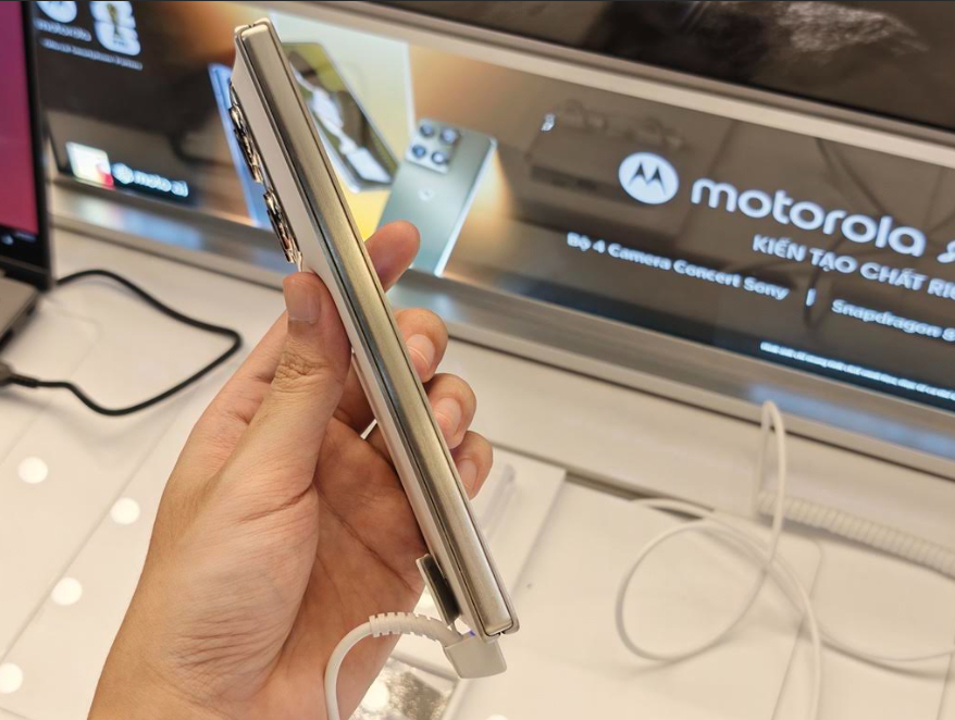 Mỏng 4,7mm nhưng nhét pin 6.000 mAh: Motorola đang tạo nên cuộc đua mới ở phân khúc smartphone gập cao cấp
