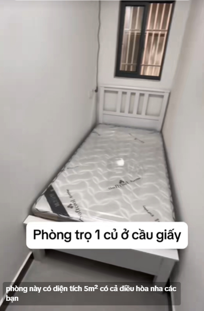Căn phòng trọ siêu nhỏ chỉ vừa kê một chiếc giường đơn với điều hòa phả thẳng xuống giường