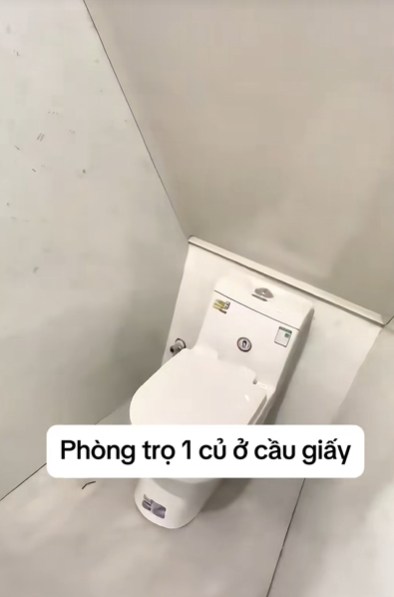 Căn phòng vẫn có... WC khép kín.