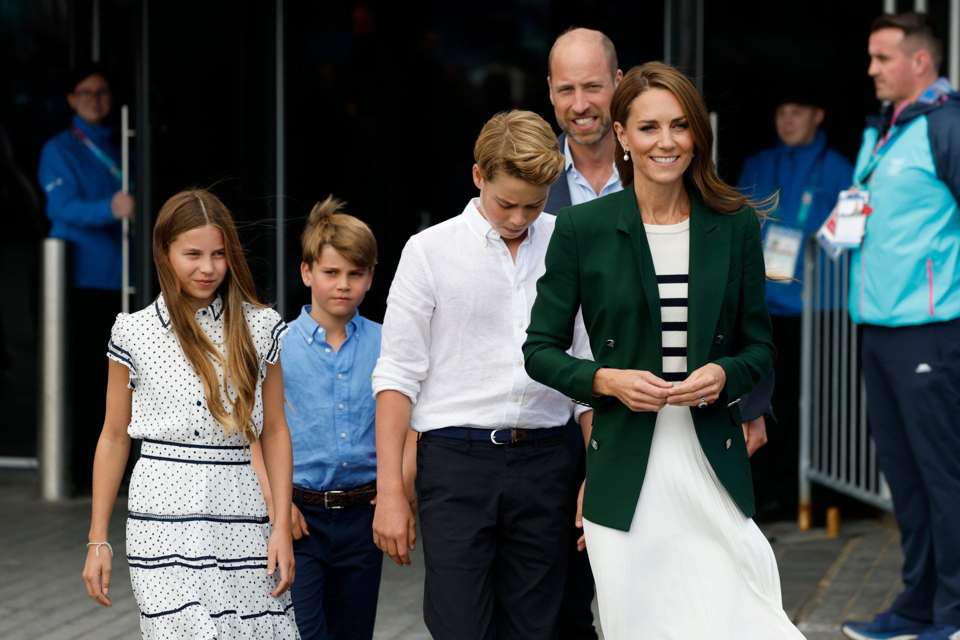 Vợ chồng William - Kate đưa 3 con tới Balmoral đúng lúc Harry thông báo trở lại Anh