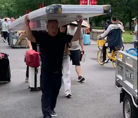Những hình ảnh gây bão mùa tuyển sinh năm nay