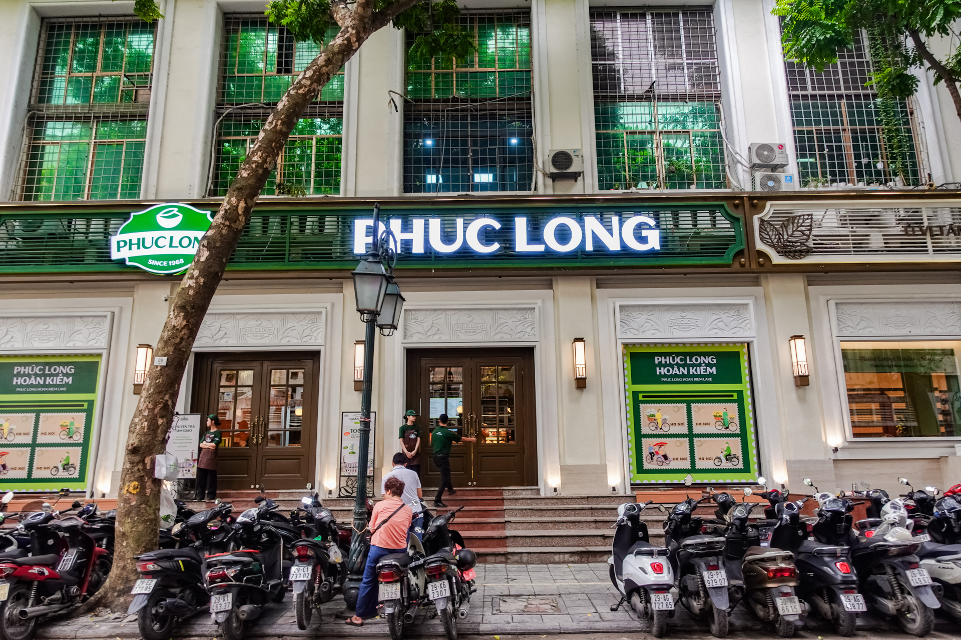 Review nóng cơ sở Phúc Long mới nhất rộng 360 m2 tại ‘đất vàng’ Bưu điện Hà Nội, cạnh tranh với Starbucks, Highlands và Every Half