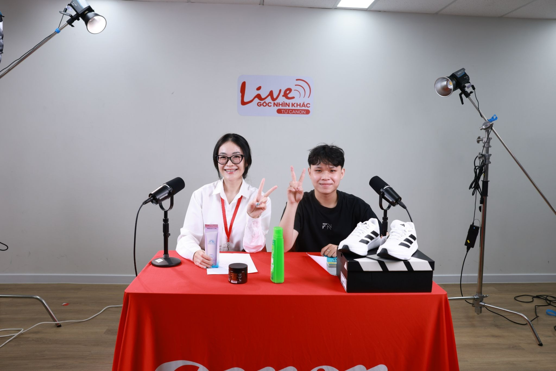 Sinh viên VLU tự tin thực hành livestream bán hàng thực tế