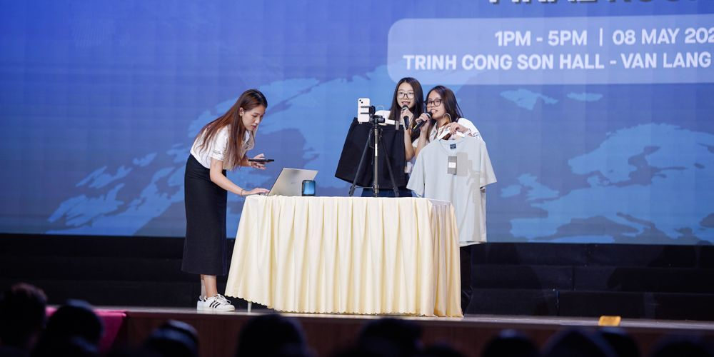 Sinh viên Thương mại điện tửt tìm hiểu bán hàng TikTok Shop bằng video ngắn
