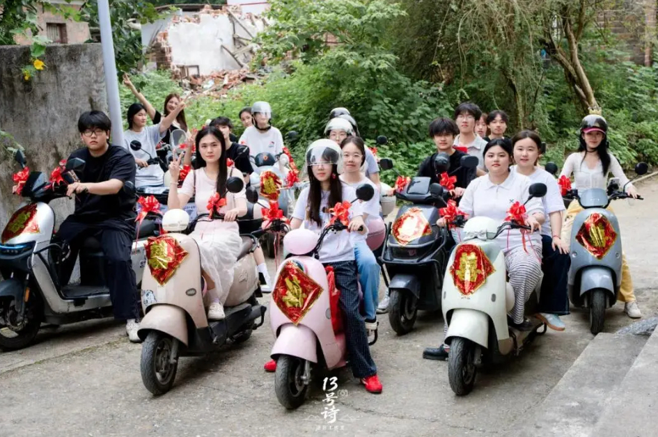 Đoàn đưa dâu bao gồm các em học sinh