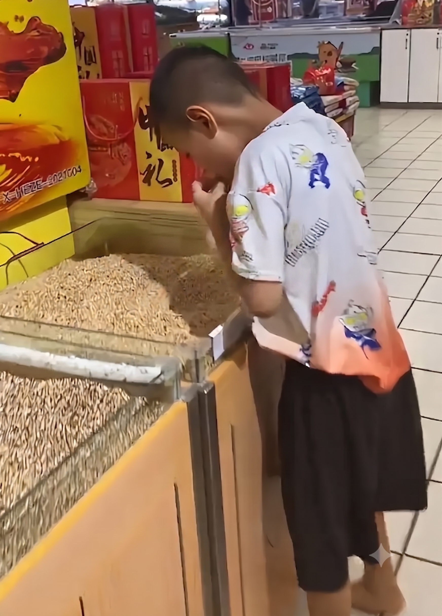 Đứa trẻ ăn đồ trong siêu thị nhưng người mẹ không can thiệp mà còn quay lại
