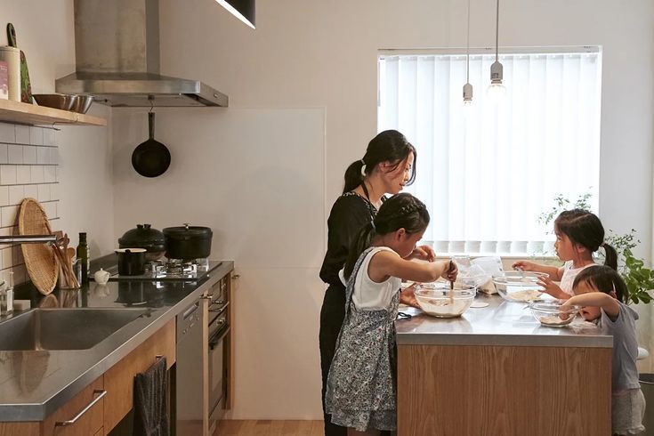 Nhà “mẹ quá mạnh mẽ, bố quá yếu đuối”, con lớn lên dễ rơi vào 2 kiểu tính cách này