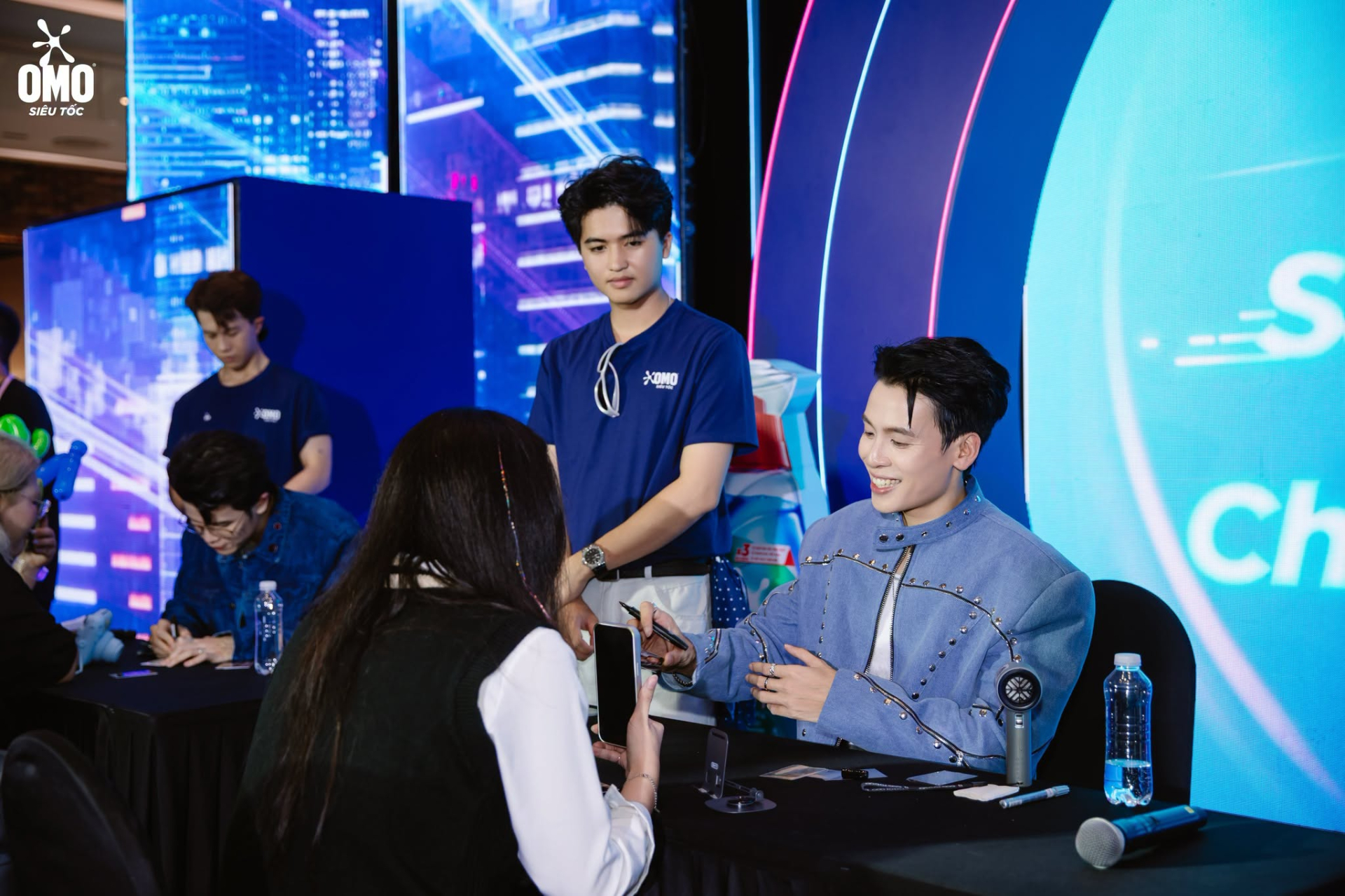 Thơm tại sự kiện của Omo