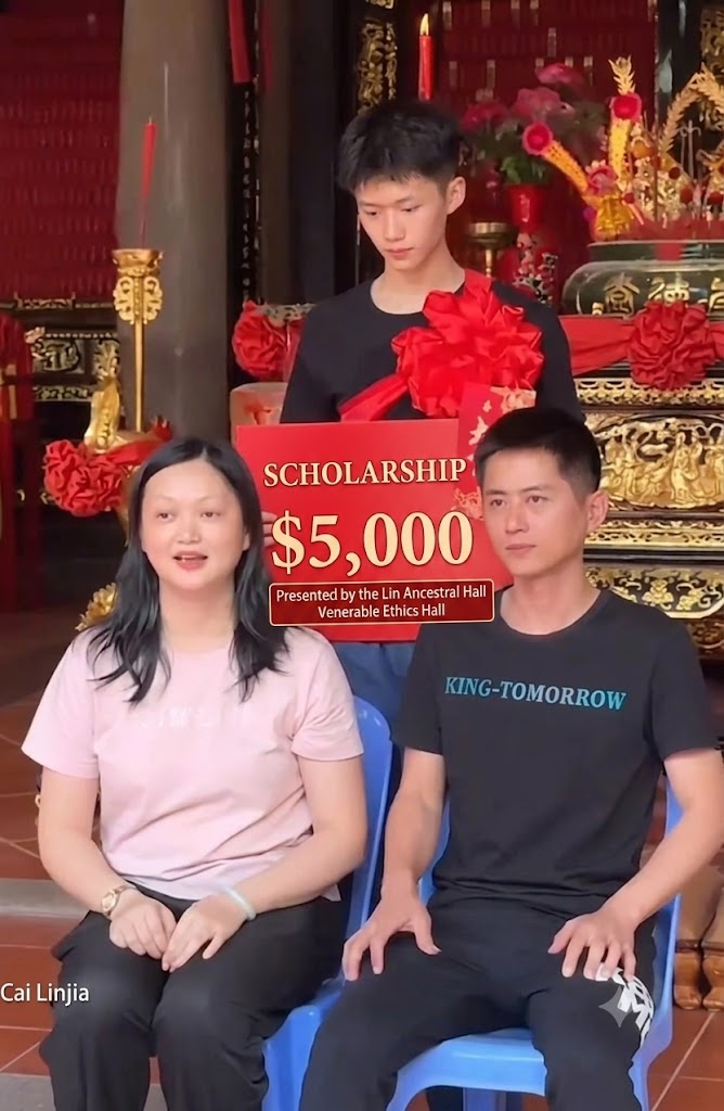Tất cả ánh mắt lại đổ dồn vào ngoại hình của cả gia đình.