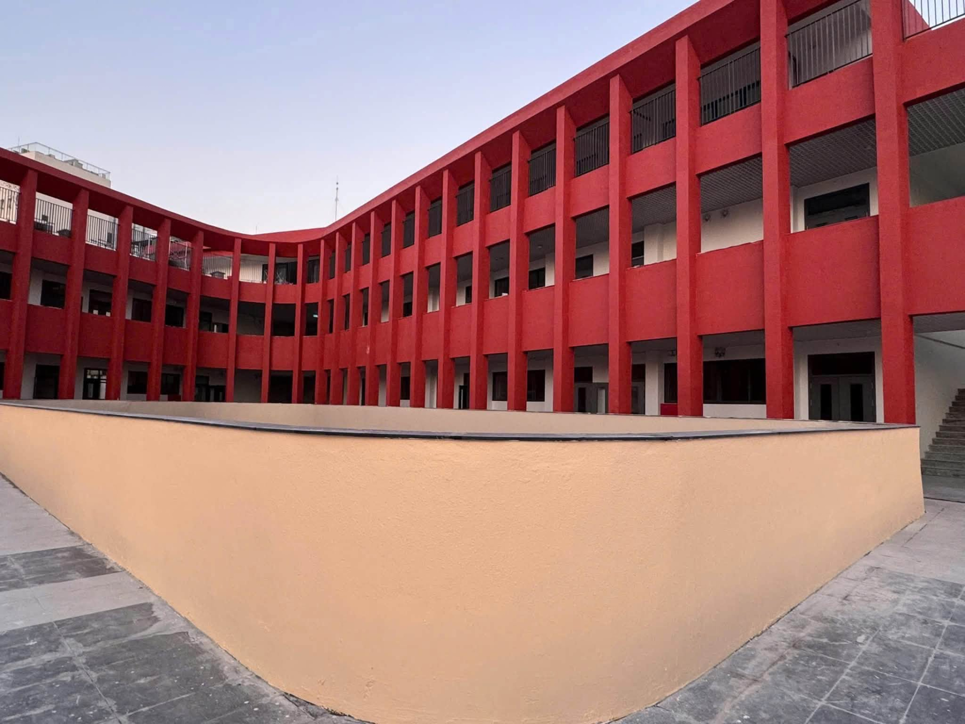 Ngôi trường THPT 71 năm tuổi ở Hà Nội khiến phụ huynh, học sinh ngỡ ngàng vì diện mạo mới QUÁ ĐẸP: Vừa hiện đại, vừa cổ điển thế này!