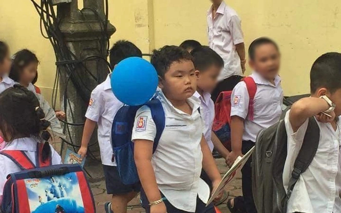 Hình ảnh được ghi lại trong lễ khai giảng năm 2018, khi cậu còn là một cậu nhóc tiểu học.