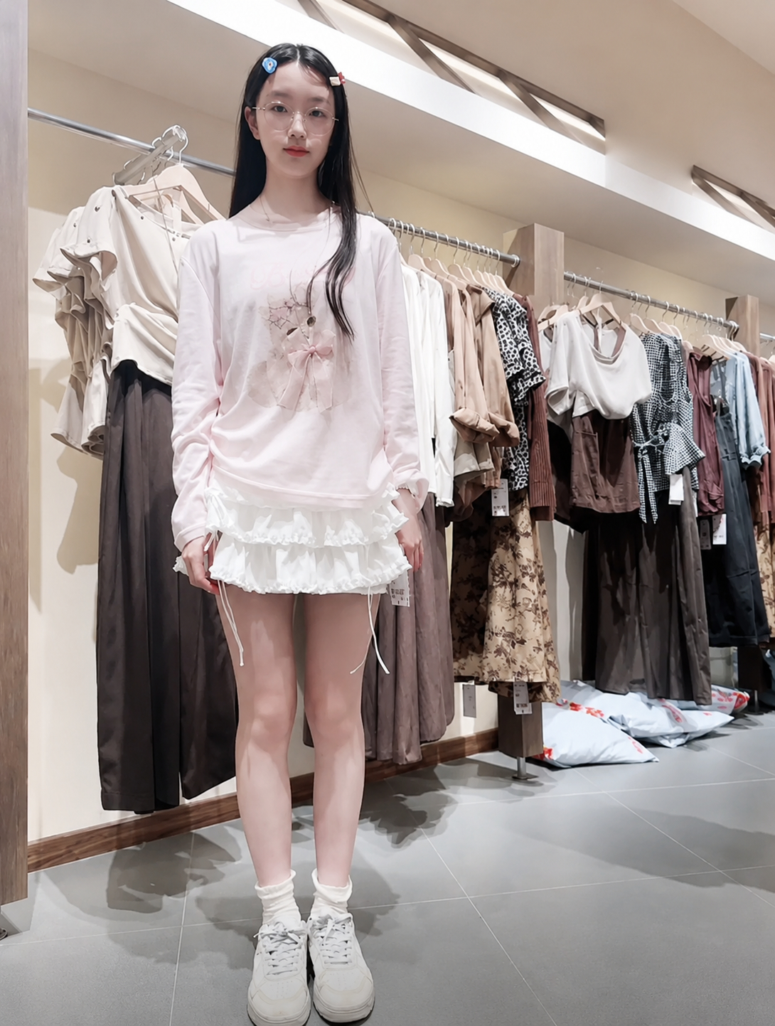 Trước thái độ cứng rắn của cha, cô bé bật khóc.