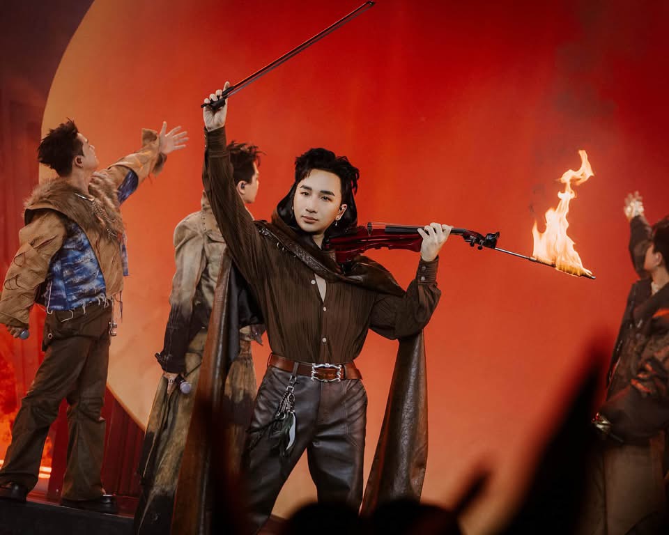 Hoàng Rob khép lại “Đi tìm lời ru Nữ thần Mặt Trời” bằng tiếng violin giữa ngọn lửa