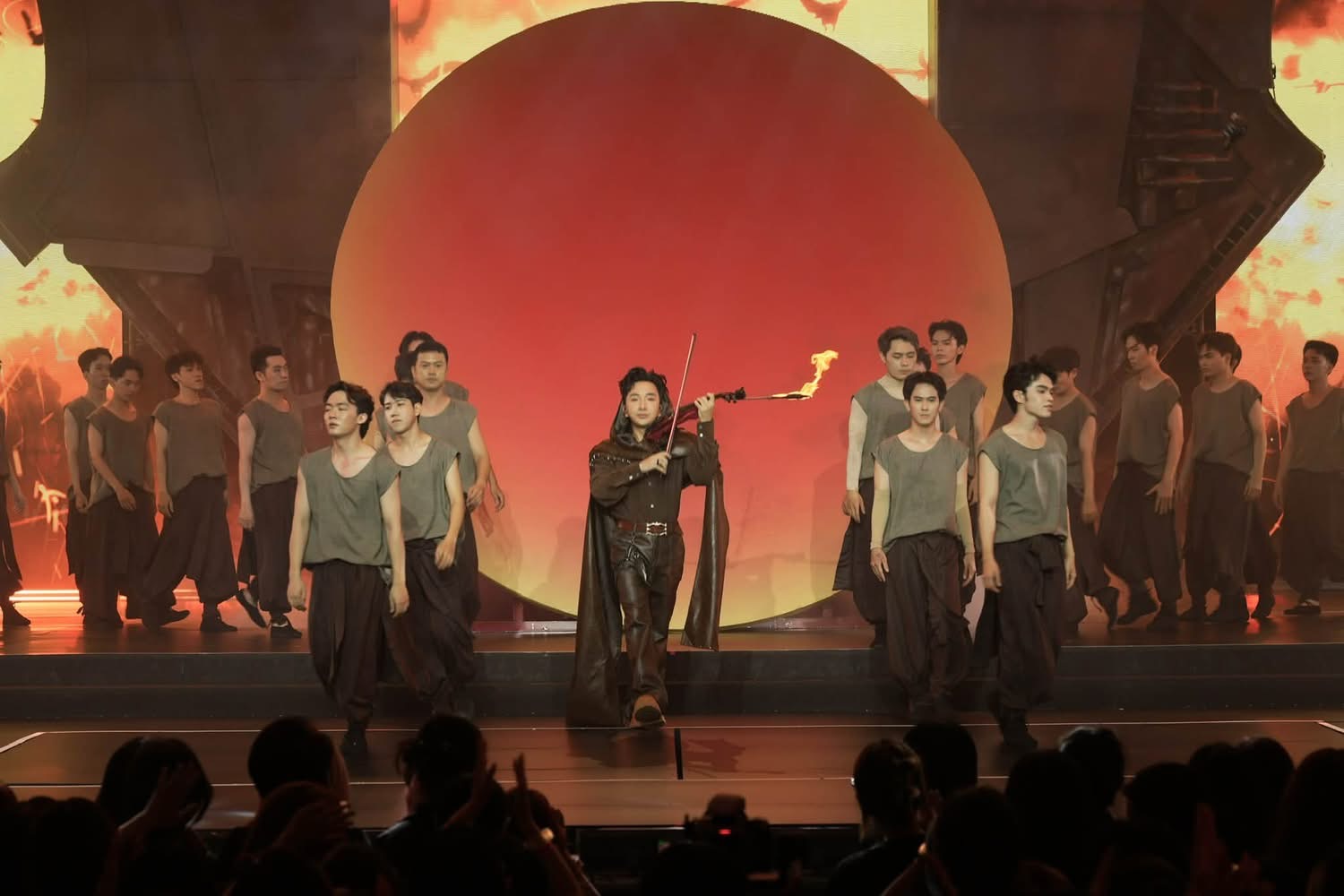 Hoàng Rob khép lại “Đi tìm lời ru Nữ thần Mặt Trời” bằng tiếng violin giữa ngọn lửa