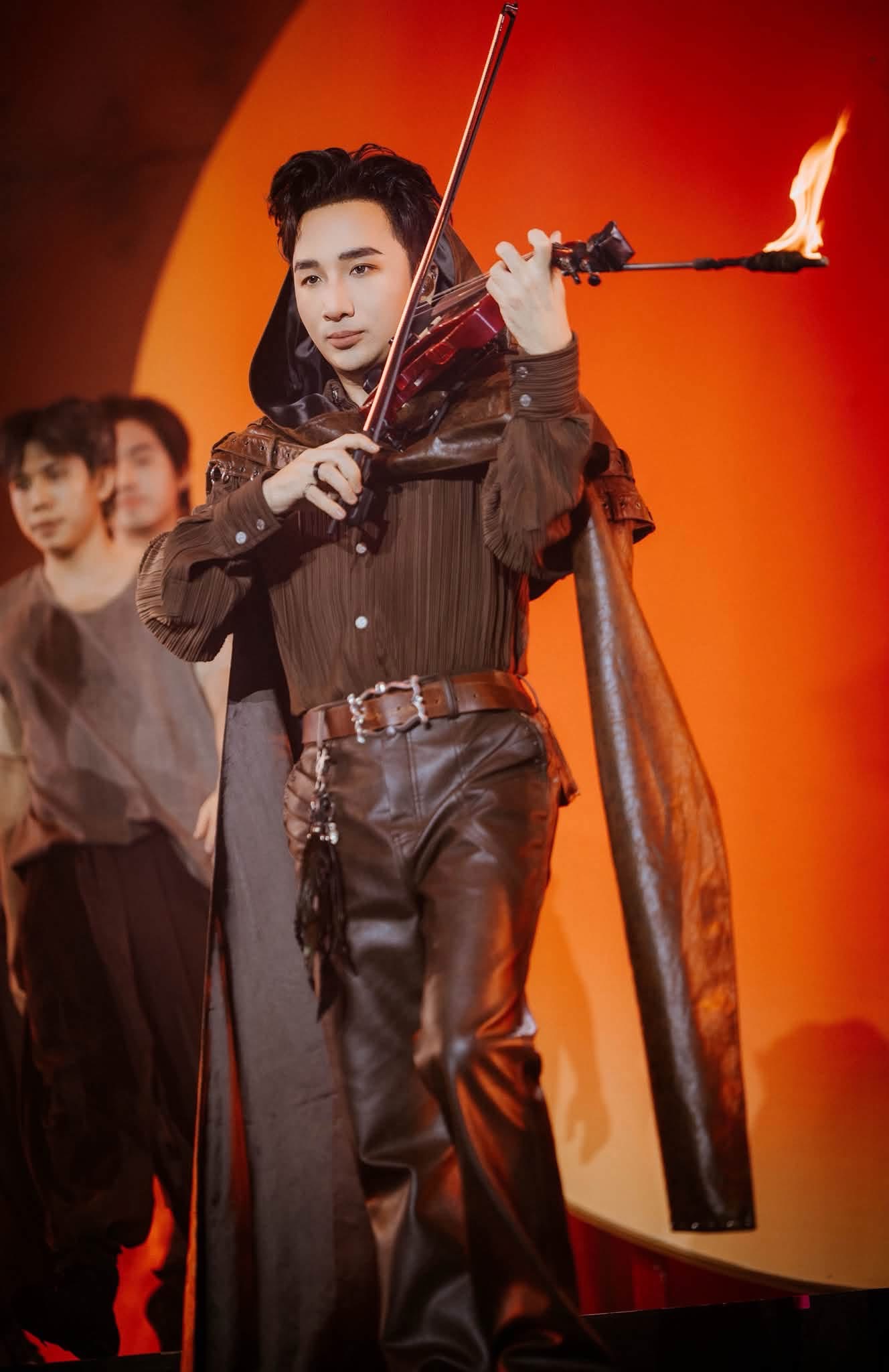 Hoàng Rob khép lại “Đi tìm lời ru Nữ thần Mặt Trời” bằng tiếng violin giữa ngọn lửa