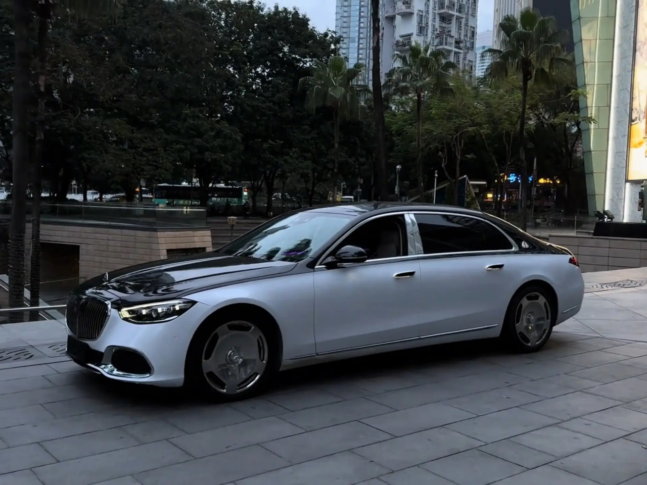 Con trai xấu hổ vì xe điện giá rẻ, bố dùng Maybach 7 tỷ giúp con “ngẩng mặt”: Dùng tiền tỷ giúp con hơn thua, liệu có đúng?