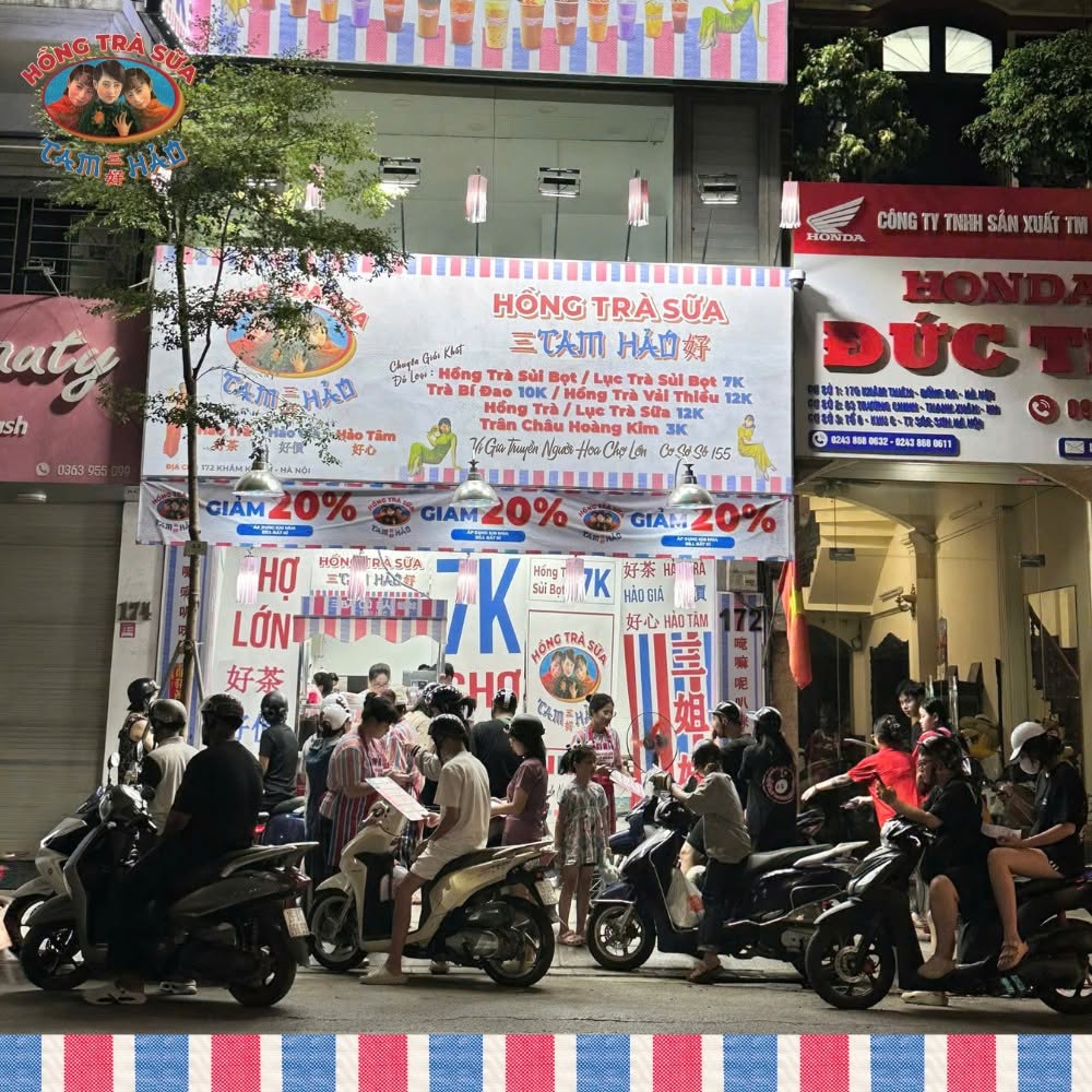 Hà Nội xuất hiện hàng loạt phố trà sữa giá rẻ: Cửa hàng mọc lên dày đặc, khách vẫn xếp hàng