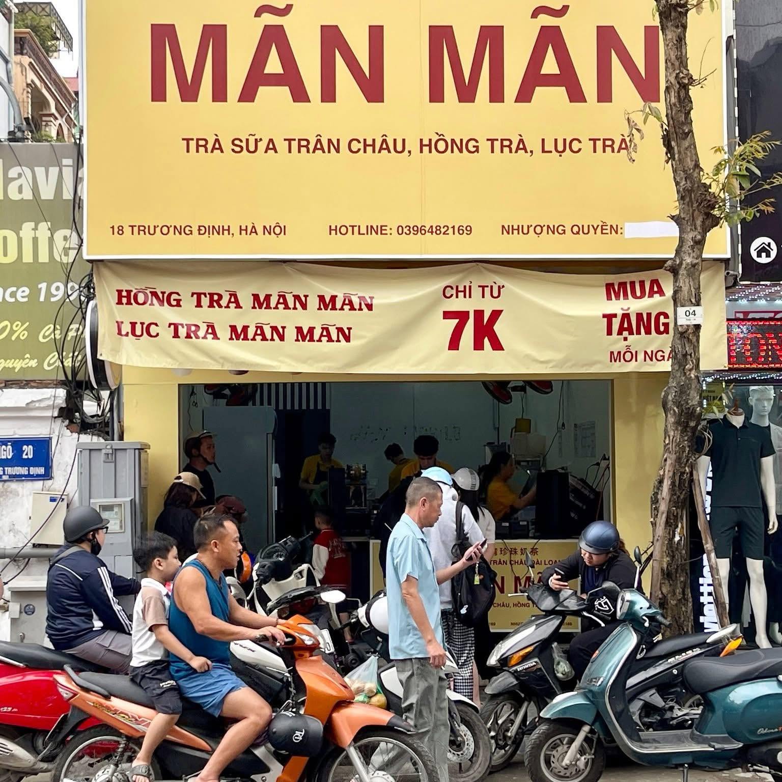 Hà Nội xuất hiện hàng loạt phố trà sữa giá rẻ: Cửa hàng mọc lên dày đặc, khách vẫn xếp hàng