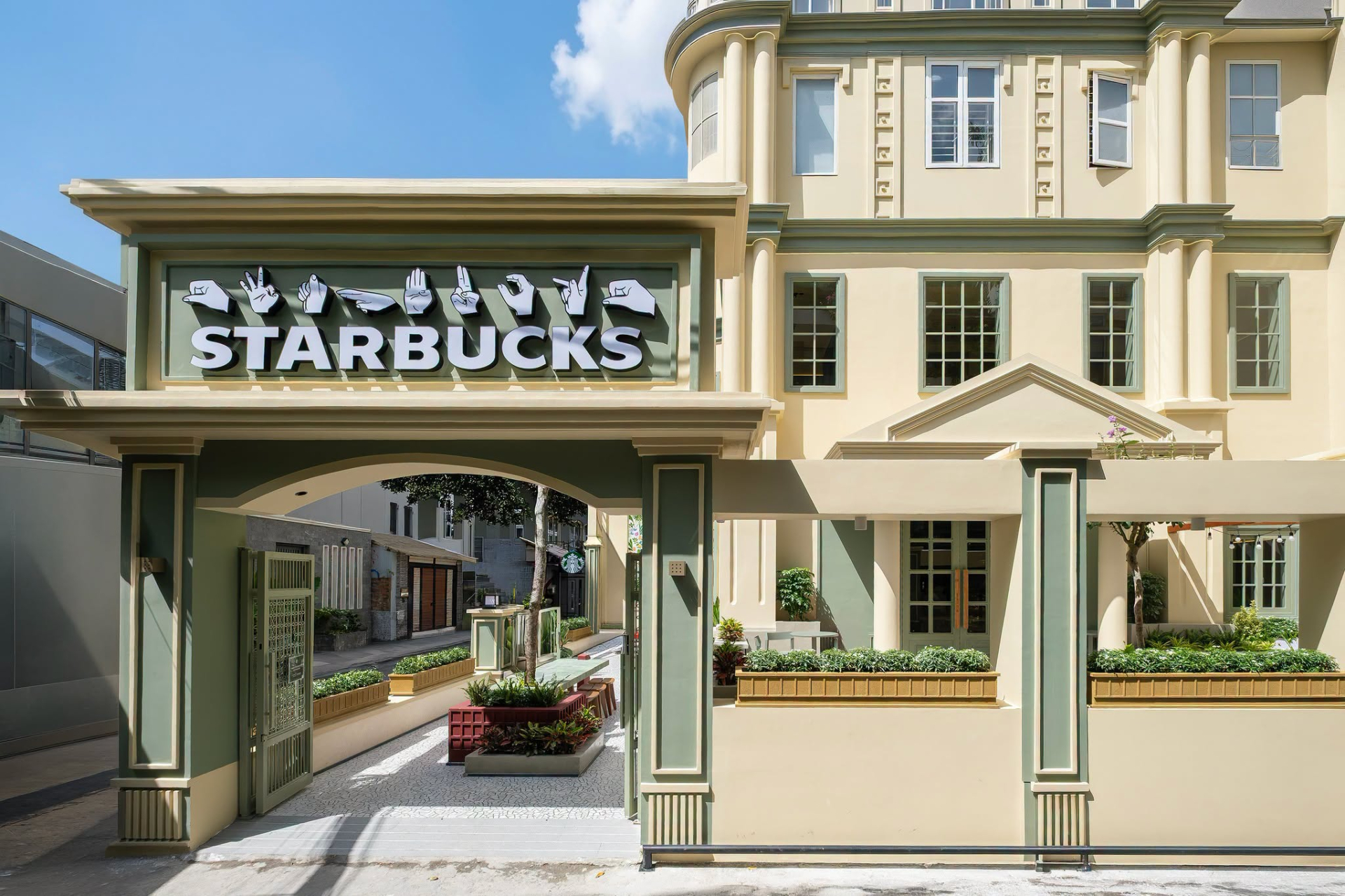 Lần đầu tiên của Starbucks: Mở cửa hàng