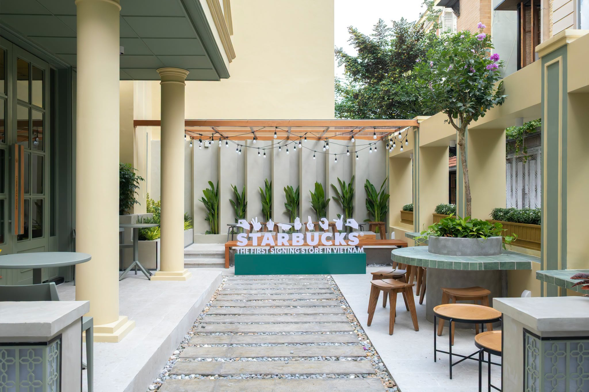 Lần đầu tiên của Starbucks: Mở cửa hàng