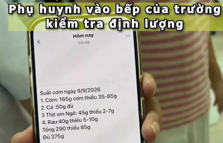 Nhóm phụ huynh vào tận bếp ăn của trường, mang cân ra đo đếm từng gram thức ăn, tỉ mỉ ghi chép vào biên bản (Ảnh: group phụ huynh)
