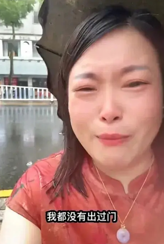 Người mẹ khóc lóc vì phải đưa con đi học