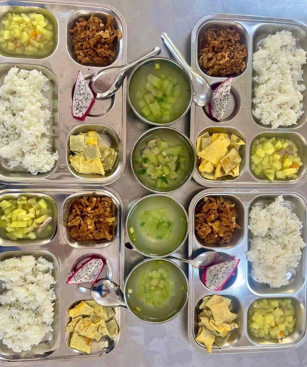 Bữa ăn bán trú 